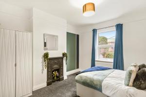 1 dormitorio con 1 cama y chimenea en Stylish 4 Bed House in Yorkshire - Football Table en Pontefract