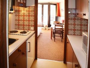 Appartement Les Orres, 1 pièce, 4 personnes - FR-1-322-342にあるキッチンまたは簡易キッチン