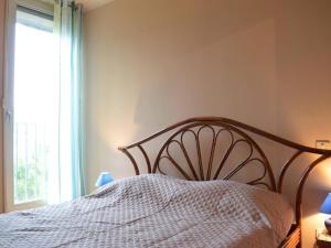 - une chambre avec un lit doté d'un couvre-lit blanc et d'une fenêtre dans l'établissement Appartement Banyuls-sur-Mer, 2 pièces, 4 personnes - FR-1-225C-51, à Banyuls-sur-Mer