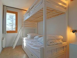 Appartement Montvalezan-La Rosière, 2 pièces, 5 personnes - FR-1-398-547にある二段ベッド
