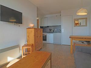 Virtuvė arba virtuvėlė apgyvendinimo įstaigoje Appartement Montvalezan-La Rosière, 2 pièces, 5 personnes - FR-1-398-547
