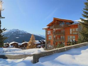 ラ・ロジエールにあるAppartement Montvalezan-La Rosière, 5 pièces, 10 personnes - FR-1-398-549の雪中の大きな建物