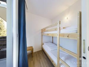 Appartement Montvalezan-La Rosière, 2 pièces, 8 personnes - FR-1-398-532にある二段ベッド