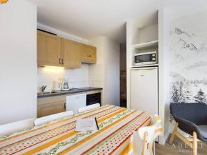 Appartement Montvalezan-La Rosière, 2 pièces, 8 personnes - FR-1-398-532にあるキッチンまたは簡易キッチン