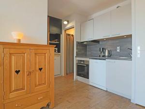 Appartement Montvalezan-La Rosière, 2 pièces, 5 personnes - FR-1-398-547にあるキッチンまたは簡易キッチン