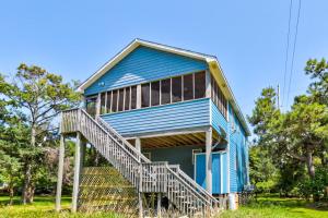 ein blaues Haus mit Treppen, die zu ihm führen in der Unterkunft One Fish, Two Fish in Frisco