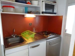 a small kitchen with a sink and a sink at Appartement Peisey-Vallandry, 2 pièces, 5 personnes - FR-1-411-527 in Landry