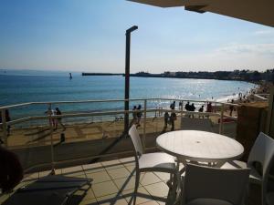 a balcony with a table and chairs and the beach at Studio Quiberon, 1 pièce, 3 personnes - FR-1-478-41 in Quiberon