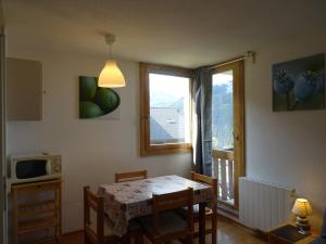 a dining room with a table and a window at Appartement Peisey-Vallandry, 2 pièces, 5 personnes - FR-1-411-527 in Landry