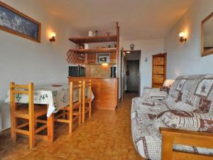 Appartement Montvalezan-La Rosière, 2 pièces, 5 personnes - FR-1-398-565にあるシーティングエリア