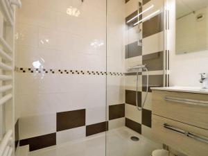 Ein Badezimmer in der Unterkunft Appartement Montvalezan-La Rosière, 2 pièces, 5 personnes - FR-1-398-583