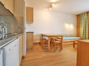 Appartement Montvalezan-La Rosière, 2 pièces, 5 personnes - FR-1-398-583にあるキッチンまたは簡易キッチン