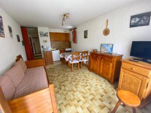 ห้องอาหารหรือที่รับประทานอาหารของ Appartement La Clusaz, 2 pièces, 5 personnes - FR-1-459-88