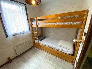 ラ・クリュサにあるAppartement La Clusaz, 2 pièces, 5 personnes - FR-1-459-88の二段ベッド2台と窓が備わる客室です。