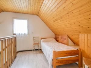 una camera da letto con un letto e un soffitto in legno di Chalet Mitoyen à Cauterets, 3 Chambres, Terrasse, Proche Ski et Centre, Parking Inclus - FR-1-401-133 a Cauterets