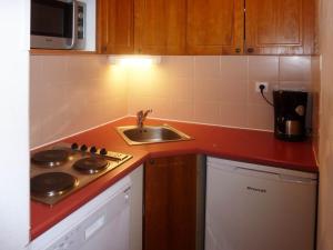 Appartement Les Orres, 2 pièces, 6 personnes - FR-1-322-333にあるキッチンまたは簡易キッチン