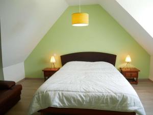 ein Schlafzimmer mit einem weißen Bett und zwei Nachttischen in der Unterkunft Villa Belz, 5 pièces, 8 personnes - FR-1-479-22 in Belz