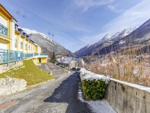a street in a town with mountains in the background at Appartement Cauterets, 2 pièces, 4 personnes - FR-1-401-135 in Cauterets