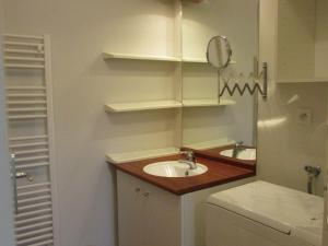 a small bathroom with a sink and a mirror at Appartement Étel, 2 pièces, 4 personnes - FR-1-479-88 in Étel