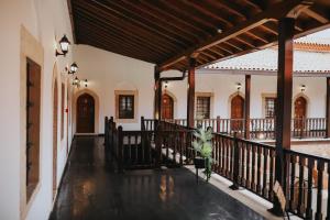 einen leeren Flur eines Hauses mit Veranda in der Unterkunft Fibar Hotel Zincirlihan in Aydın