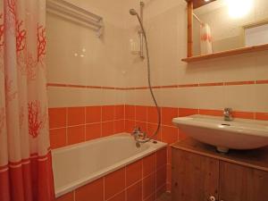Ein Badezimmer in der Unterkunft Studio Montvalezan-La Rosière, 1 pièce, 4 personnes - FR-1-398-575