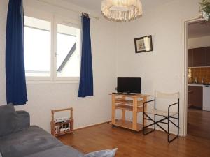 カブールにあるAppartement Cabourg, 3 pièces, 7 personnes - FR-1-465-8のリビングルーム(ソファ、デスク、テレビ付)