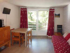 a living room with a table and a window at Appartement Les Orres, 2 pièces, 6 personnes - FR-1-322-340 in Les Orres