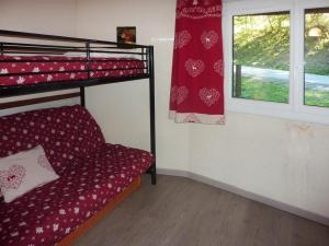 a bedroom with a bunk bed and a couch and a window at Appartement Les Orres, 2 pièces, 6 personnes - FR-1-322-340 in Les Orres