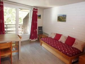 a room with a couch and a table and a window at Appartement Les Orres, 2 pièces, 6 personnes - FR-1-322-340 in Les Orres