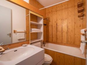 uma casa de banho com um lavatório, um WC e uma banheira em Appartement Valmorel, 3 pièces, 6 personnes - FR-1-291-823 em Valmorel