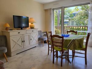 カブールにあるAppartement Cabourg, 2 pièces, 4 personnes - FR-1-465-16のダイニングルーム(テーブル、テレビ付)