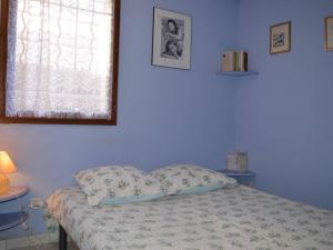 a bedroom with a bed with a pillow and a window at Maison Saint-Cyprien, 3 pièces, 8 personnes - FR-1-225D-616 in Saint Cyprien Plage