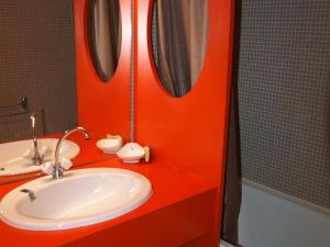 Baño de color naranja con lavabo y espejo en Appartement Les Adrets-Prapoutel, 2 pièces, 5 personnes - FR-1-557-62, en Les Adrets