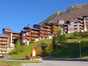 a group of buildings on a hill next to a street at Appartement Valmorel, 3 pièces, 6 personnes - FR-1-291-823 in Valmorel