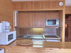 a kitchen with a sink and a microwave at Appartement Méribel, 2 pièces, 6 personnes - FR-1-411-581 in Les Allues