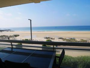 a view of the beach from the balcony of a resort at Quiberon: Appartement 3 pièces avec balcon et parking près du centre - FR-1-478-37 in Quiberon