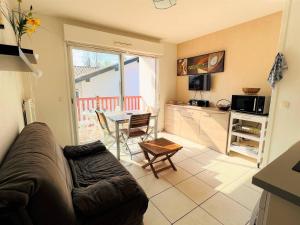 a living room with a couch and a table at Appartement Cambo-les-Bains, 2 pièces, 2 personnes - FR-1-495-4 in Cambo-les-Bains