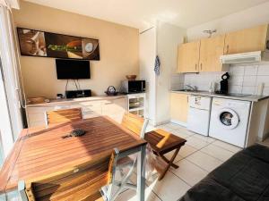 A kitchen or kitchenette at Appartement Cambo-les-Bains, 2 pièces, 2 personnes - FR-1-495-4