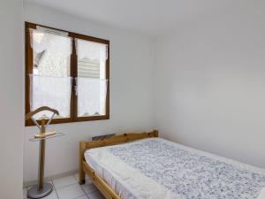 Schlafzimmer mit einem Bett und einem Fenster in der Unterkunft Appartement Luz-Saint-Sauveur, 2 pièces, 4 personnes - FR-1-402-79 in Luz-Saint-Sauveur