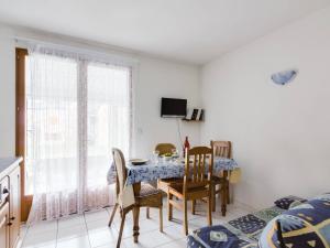 a dining room with a table and chairs and a bedroom at Appartement Luz-Saint-Sauveur, 2 pièces, 4 personnes - FR-1-402-79 in Luz-Saint-Sauveur