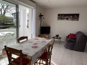 a living room with a table and a couch at Appartement Cambo-les-Bains, 2 pièces, 2 personnes - FR-1-495-30 in Cambo-les-Bains