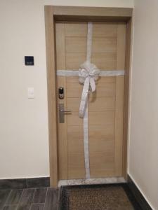 a wooden door with a bow on it at 1br Luxury Condo Jacuzzigym Mountains with parking lot in Los Prados