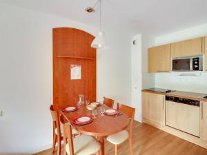 Dapur atau dapur kecil di Appartement T2 pour 4 pers. avec terrasse, piscine couverte et salle de fitness, proche des pistes - FR-1-404-199