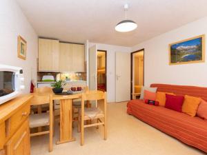 a kitchen and living room with a table and a couch at Appartement T2 pour 4 pers. à Saint-Lary Soulan, prox. centre et téléphérique, balcon, navette gratuite - FR-1-296-281 in Saint-Lary-Soulan