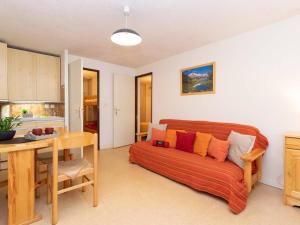 a living room with a couch and a table in it at Appartement T2 pour 4 pers. à Saint-Lary Soulan, prox. centre et téléphérique, balcon, navette gratuite - FR-1-296-281 in Saint-Lary-Soulan +19 photos
