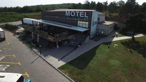 een motel met mensen die er buiten staan bij Motel Krnjevo in Krnjevo