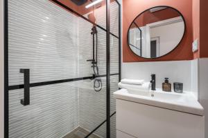 Koupelna v ubytování KL26- Quality Apartments, Best Location. By BQA