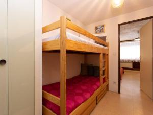 a bedroom with two bunk beds in a room at Appartement T2 pour 4 pers. à Saint-Lary Soulan, prox. centre et téléphérique, balcon, navette gratuite - FR-1-296-281 in Saint-Lary-Soulan