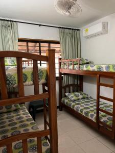 Bunk bed o mga bunk bed sa kuwarto sa Cabaña en coveñas