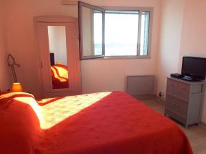 Μια τηλεόραση ή/και κέντρο ψυχαγωγίας στο Appartement 2 pièces avec parking à La Trinité-sur-Mer - FR-1-477-78